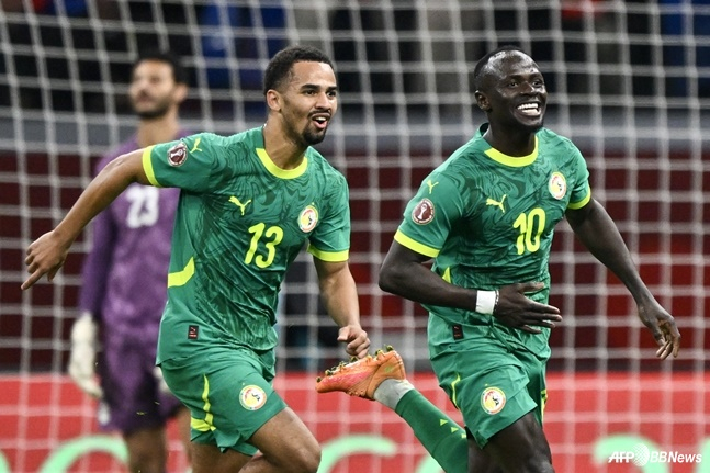 사디오 마네(오른쪽)가 이집트를 상대로 결승골을 넣고 세리머니하고 있다 /AFPBBNews=뉴스1