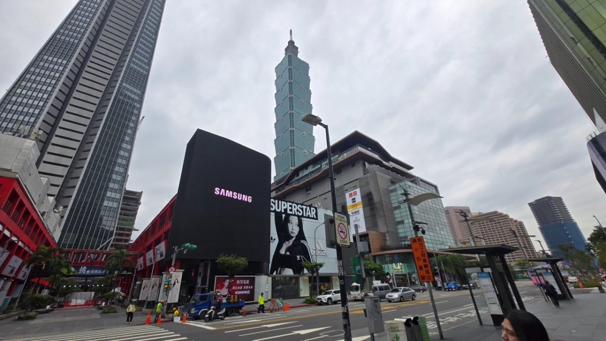 대만 수도 타이베이 명소인 타이베이 101 타워 인근 복합쇼핑몰 인근 건물에 초대형 옥외 광고가 설치됐다. 여기선 매일 한국 제품 홍보가 이뤄진다./사진=유엄식 기자