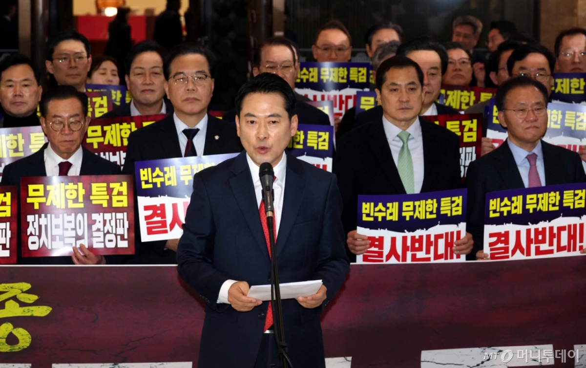 [서울=뉴시스] 조성봉 기자 = 장동혁 국민의힘 대표가 15일 오후 서울 여의도 국회에서 열린 '민생실종, 특검폭주 중단 촉구 민주당 규탄대회'에서 발언을 하고 있다. 장 대표는 "민주당의 공천 뇌물·통일교 게이트 특검 수용을 촉구하는 단식농성에 돌입한다"고 밝혔다. 2026.01.15.  /사진=조성봉