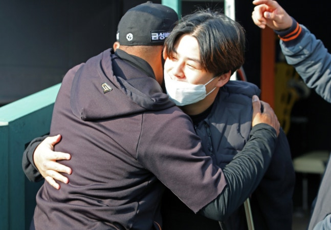 워싱턴(왼쪽) 코치와 노시환(오른쪽). /사진=한화 이글스