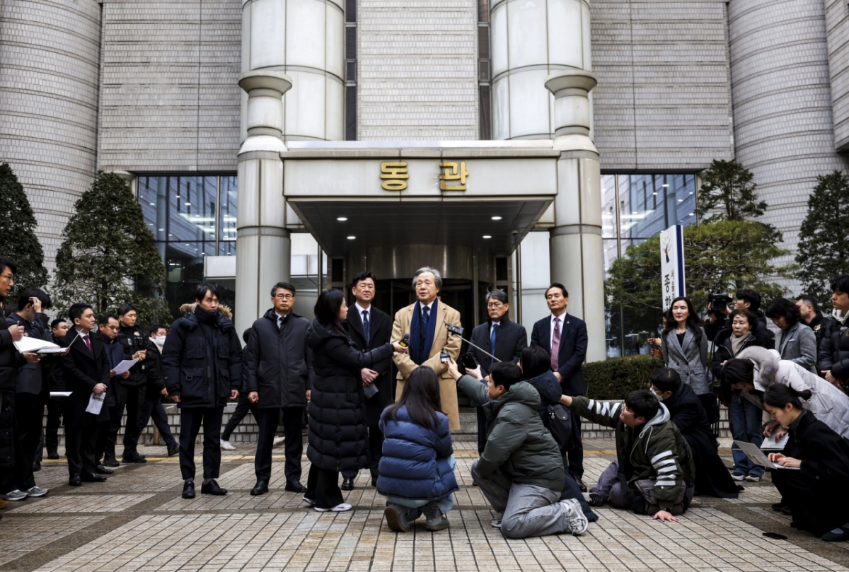 정기석 국민건강보험공단 이사장이 15일 서울 서초구 서울고등법원에서 열린 국민건강보험공단의 KT&G, 한국필립모리스, BAT코리아를 상대로 낸 손해배상청구 소송 항소심 선고기일을 마친 뒤 나와 입장을 밝히고 있다. /사진= 뉴시스