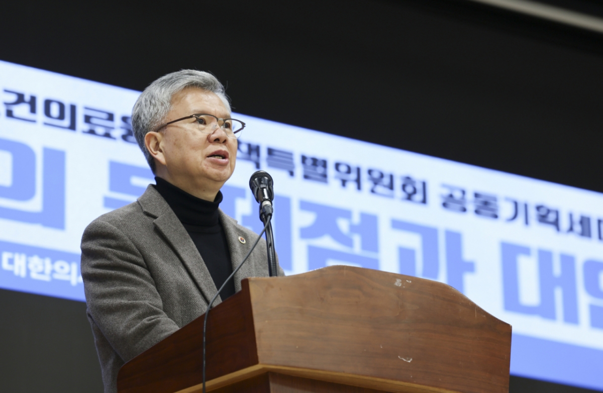 김택우 대한의사협회 회장이 지난 13일 서울 용산구 대한의사협회 대강당에서 열린 정부 의사연력수급추계의 문제점과 대안 세미나에서 인사말을 하고 있다.  이번 세미나는 대한의사협회 의료정책연구원-대한예방의학회-한국정책학회 보건의료융합정책특별위원회 공동으로 주최됐다. /사진=뉴시스