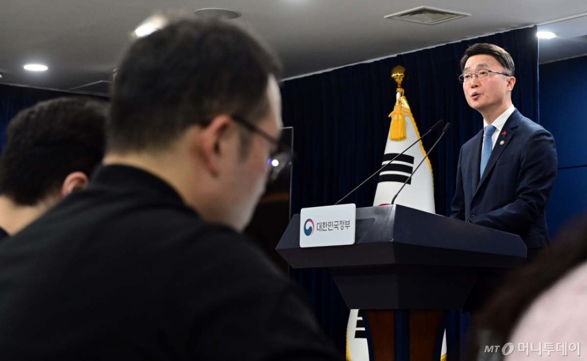 류제명 과학기술정보통신부 2차관이 15일 서울 종로구 정부서울청사에서 독자 AI 파운데이션 모델 프로젝트 1차 단계 평가 결과를 브리핑하고 있다. (공동취재) 2026.1.15/뉴스1