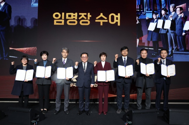 이승원 총재(왼쪽에서 4번째)가 15일 서울 여의도에 위치한 콘래드서울호텔 3층에서 열린 한국프로탁구연맹 총재 취임식에서 관계자들에게 임명장을 수여하고 기념사진을 찍었다. /사진=한국프로탁구연맹 제공