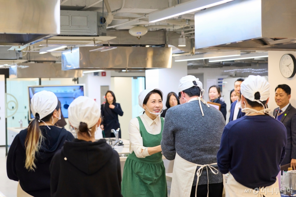 (서울=뉴스1) 이재명 기자 = 김혜경 여사가 15일 서울 종로구 한식문화공간 ‘이음’에서 열린 자립준비청년 응원 행사에서 참석자들과 인사를 나누고 있다. (청와대 제공. 재판매 및 DB 금지) 2026.1.15/뉴스1  Copyright © 뉴스1. All rights reserved. 무단 전재 및 재배포,  AI학습 이용 금지. /사진=(서울=뉴스1) 이재명 기자