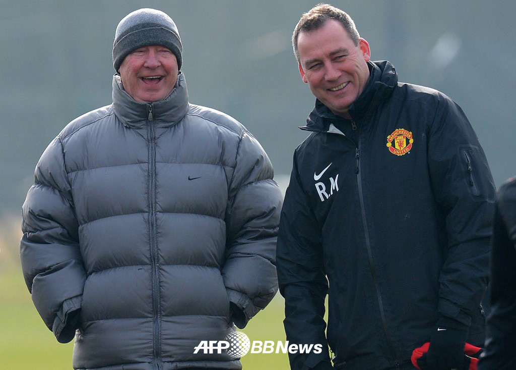 맨체스터 유나이티드 시절 르네 뮬레스틴(오른쪽) 코치. 왼쪽은 알렉스 퍼거슨 당시 맨유 감독. /AFPBBNews=뉴스1
