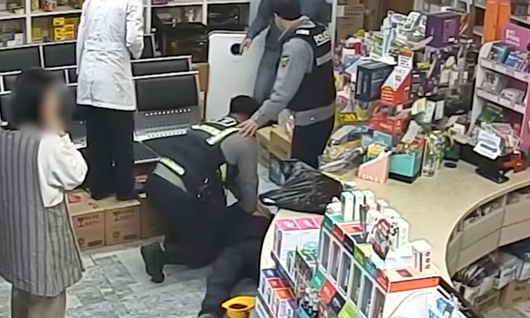 약국에서 쓰러진 노인이 시민과 경찰의 신속한 대처로 소중한 생명을 구했다./사진=유튜브 채널 '대한민국 경찰청'