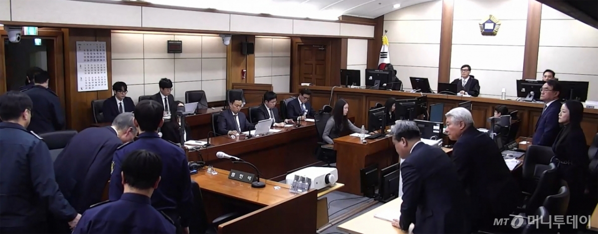 윤석열 전 대통령이 16일 오후 서울 서초구 중앙지방법원에서 체포 방해와 국무위원 심의권 침해 등 혐의 1심 징역 5년을 선고받은 뒤 퇴장하며 재판부에 인사하고 있다. /사진=서울중앙지법 제공