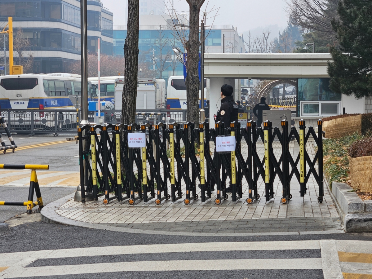 16일 오전 서울 서초구 서울중앙지법 모습. 서울중앙지검으로 향하는 길이 막혀 있다. 이로 인해 시민들의 통행에 불편함이 생겼다./사진=박사혁 기자.