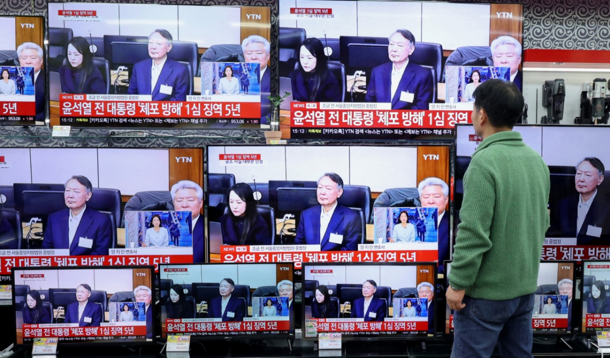 지난 16일 서울 용산구 전자랜드 가전매장에서 12·3 비상계엄 선포 과정에서 고위공직자범죄수사처(공수처)의 체포를 방해한 혐의 등으로 추가 기소된 윤석열 전 대통령에 대한 1심 선고가 TV를 통해 생중계되고 있다. 2026.01.16. /사진=뉴시스