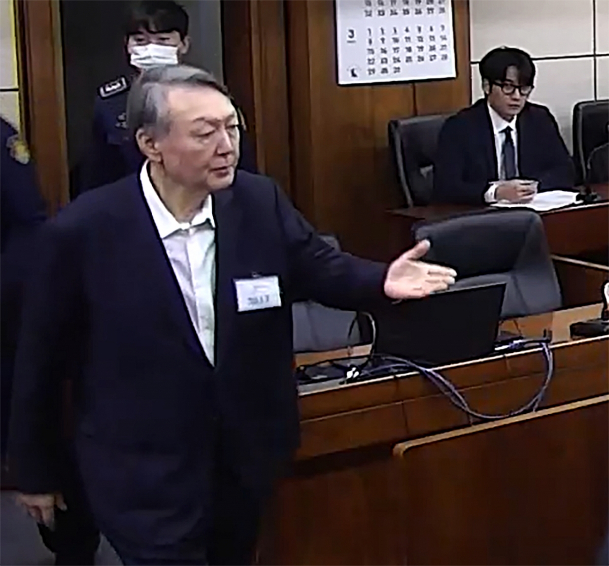 윤석열 전 대통령이 16일 오후 서울 서초구 중앙지방법원에서 체포 방해와 국무위원 심의권 침해 등 혐의 1심 선고 공판에 출석하고 있다. 윤 전 대통령은 이날 징역 5년을 선고받았다. /사진=중앙지법(뉴스1)