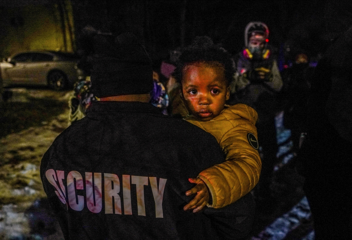  14일(현지시간) 미국 미네소타주 미니애폴리스 시위 현장에서 최루탄에 노출된 어린이의 모습./사진=로이터  