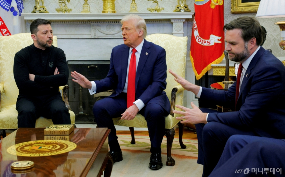 (워싱턴 로이터=뉴스1) 강민경 기자 = 볼로디미르 젤렌스키 우크라이나 대통령(왼쪽)이 2025년 2월 28일(현지시간) 백악관 대통령 집무실에서 도널드 트럼프 미국 대통령(가운데) 및 JD 밴스 부통령과 언쟁을 벌이고 있다. 2025.2.28  ⓒ 로이터=뉴스1  Copyright © 뉴스1. All rights reserved. 무단 전재 및 재배포,  AI학습 이용 금지. /사진=(워싱턴 로이터=뉴스1) 강민경 기자
