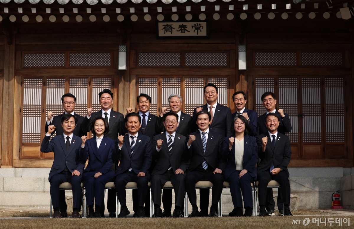 (서울=뉴스1) 허경 기자 = 이재명 대통령이 16일 청와대 상춘재에서 열린 정당 지도부 초청 오찬에서 여야 지도부들과 기념촬영을 하고 있다. (청와대통신사진기자단)  2026.1.16/뉴스1  Copyright © 뉴스1. All rights reserved. 무단 전재 및 재배포,  AI학습 이용 금지. /사진=(서울=뉴스1) 허경 기자