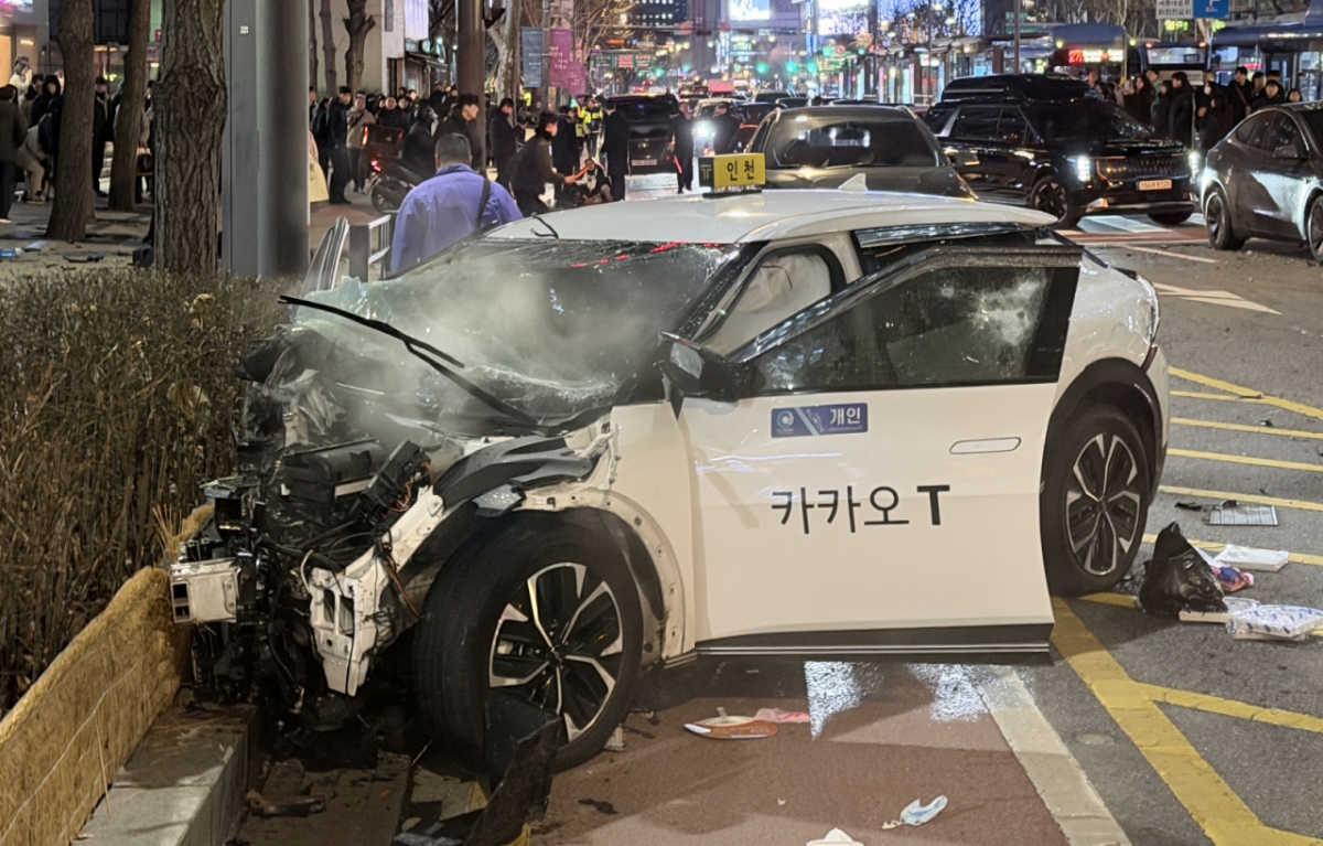 지난 2일 오후 6시7분쯤 서울 종호구 지하철 1호선 종각역 인근에서 70대 남성이 몰던 전기차 택시가 인도로 돌진해 보행자들을 들이받는 사고가 발생했다./사진=뉴스1