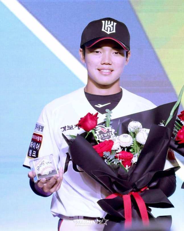 '2026 KBO 신인 드래프트'가 17일 서울 송파구 롯데호텔 월드 크리스탈볼룸에서 열렸다. 불꽃야구 임상우(단국대)가 KT 위즈 유니폼을 입고 포즈를 취하고 있다. /사진=김진경 대기자