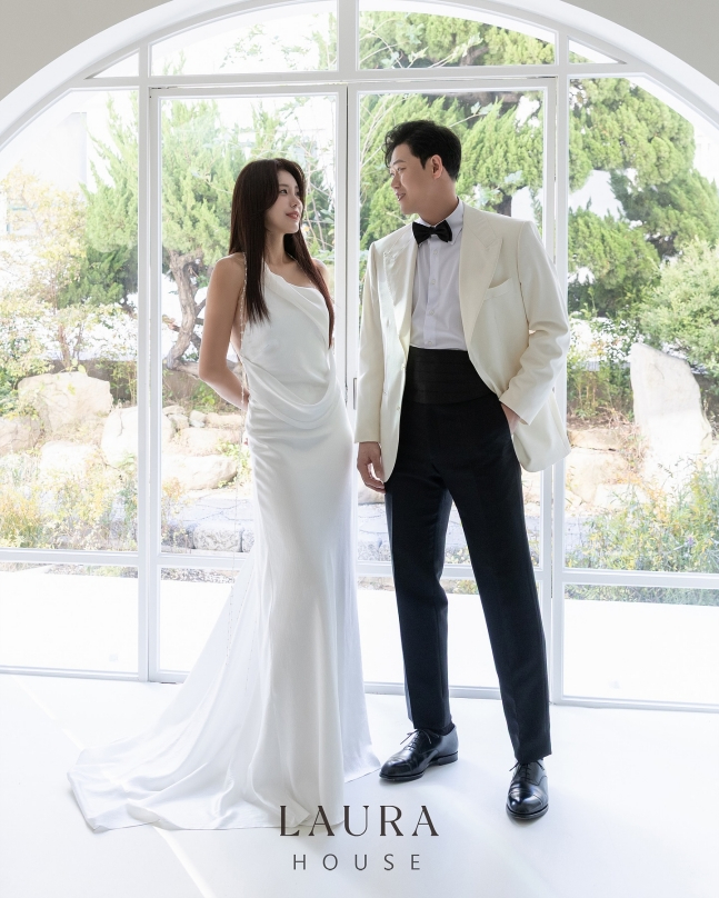 하주석(오른쪽)과 아내 김연정의 웨딩화보. /사진=김연정 치어리더 인스타그램 갈무리