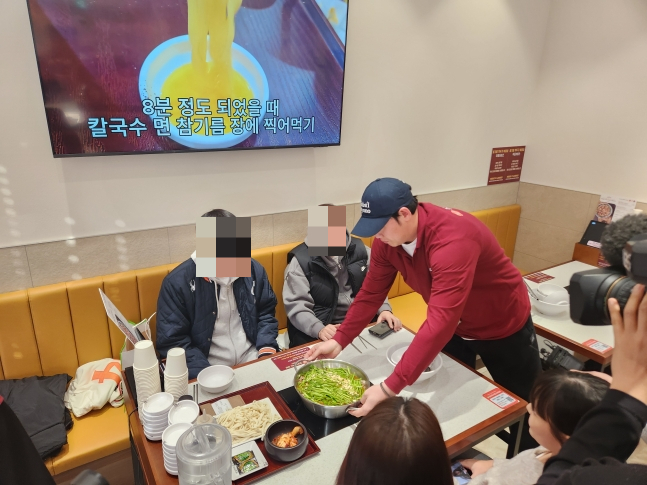 하주석(오른쪽)이 16일 팬 초청 행사에서 음식을 서빙하고 있다. /사진=안호근 기자