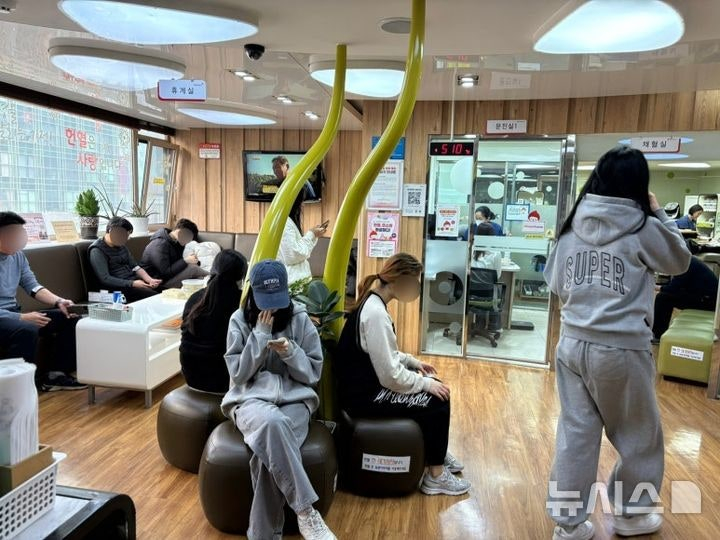 두쫀쿠(두바이쫀득쿠키) 제공 이벤트 당일, 헌혈자들로 북적이는 서울 마포구 홍대 헌혈의집 내부. /사진=뉴시스