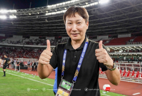 김상식 베트남 국가대표팀 감독이 지난해 인도네시아 자카르타의 겔로라 붕 카르노 스타디움에서 열린 2025 아세안축구연맹(AFF) U-23 챔피언십 우승 후 양 엄지를 치켜세우고 있다. /사진=베트남축구연맹(VFF) 공식 홈페이지