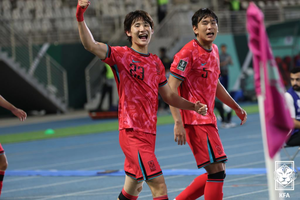 2026 AFC U-23 아시안컵 8강 호주전에서 후반 43분 결승골을 터뜨린 신민하(왼쪽). /사진=대한축구협회 제공