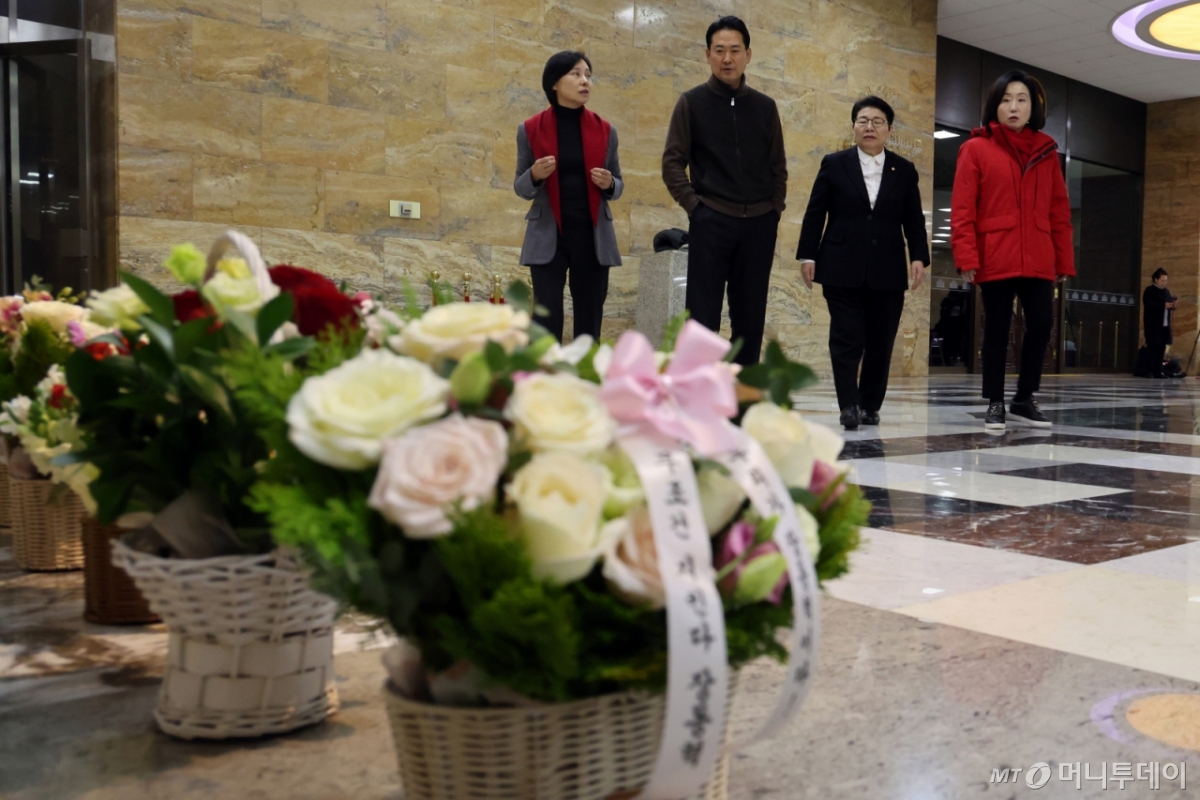 (서울=뉴스1) 황기선 기자 = 더불어민주당의 통일교 및 공천뇌물 특검 수용을 촉구하며 3일째 단식을 이어가고 있는 장동혁 국민의힘 대표가 17일 오후 서울 여의도 국회 로텐더홀에서 응원 꽃다발을 바라보고 있다.  2026.1.17/뉴스1  Copyright © 뉴스1. All rights reserved. 무단 전재 및 재배포,  AI학습 이용 금지. /사진=(서울=뉴스1) 황기선 기자