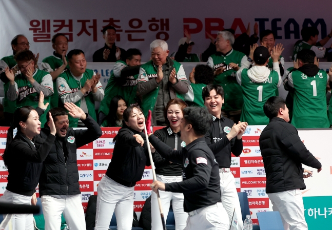 하나카드 선수들이 승리 후 기뻐하고 있다. /사진=PBA 투어 제공