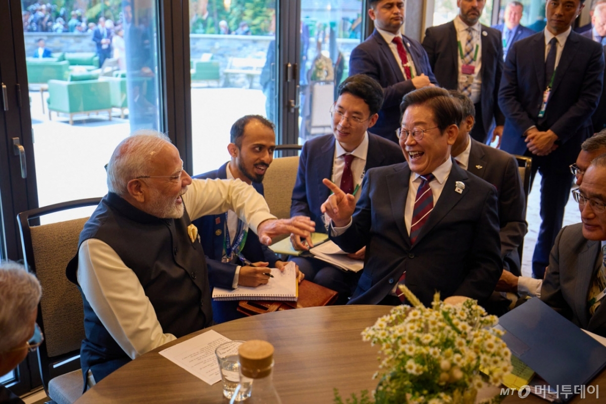 (서울=뉴스1) 박지혜 기자 = 이재명 대통령과 나렌드라 모디 인도 총리가 17일(현지시간) 캐나다 앨버타주 캐내내스키스 주요 7개국(G7) 정상회의장에서 정상회담을 하고 있다. (대통령실 제공. 재판매 및 DB 금지)  2025.6.19/뉴스1  Copyright © 뉴스1. All rights reserved. 무단 전재 및 재배포,  AI학습 이용 금지. /사진=(서울=뉴스1) 박지혜 기자