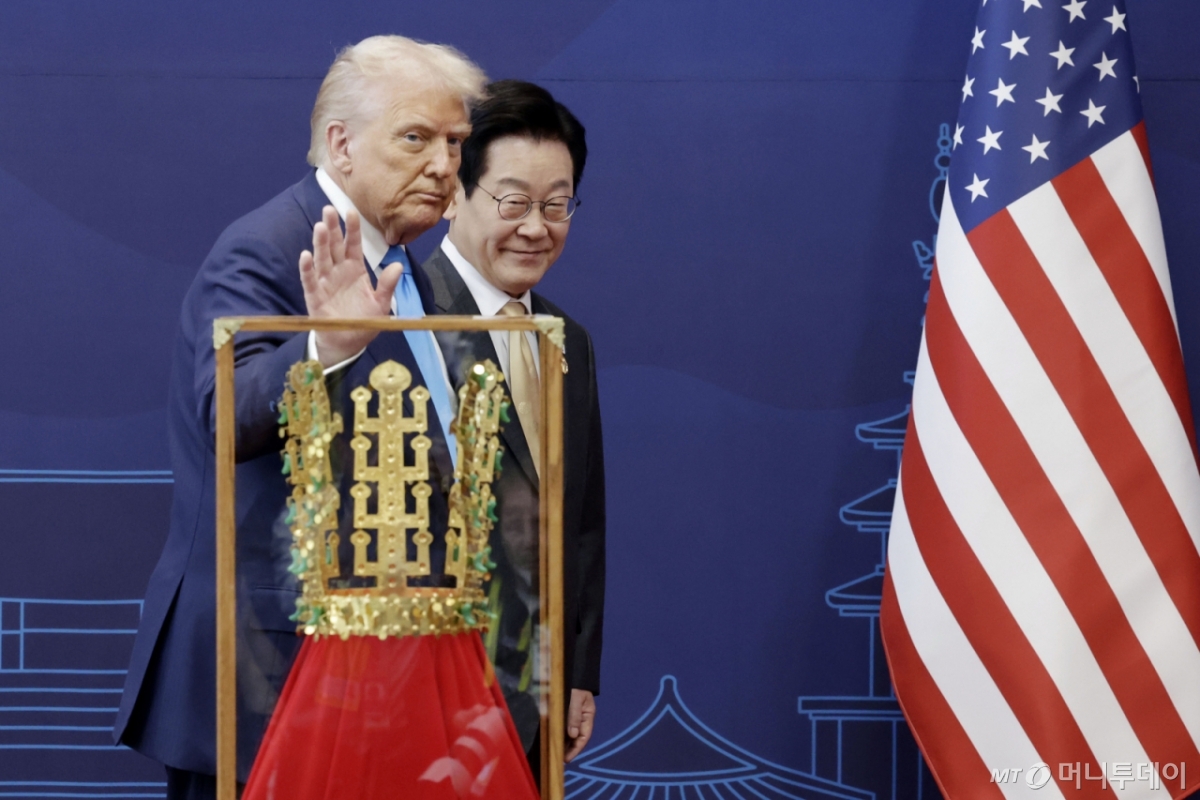 [경주=뉴시스] 최동준 기자 = 도널드 트럼프 대통령이 29일 경북 경주박물관에서 이재명 대통령에게 선물받은 '천마총 금관 모형'을 지나며 인사하고 있다. 2025.10.29. photocdj@newsis.com /사진=최동준