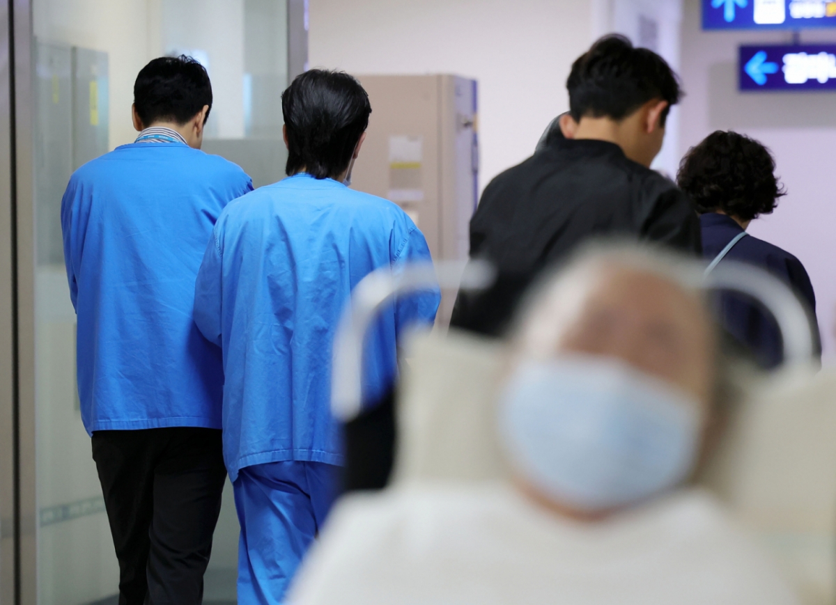 의정갈등으로 촉발된 의료공백 사태에서 발령한 보건의료 위기경보 심각 단계가 해제된 지난해 10월20일 서울 시내 한 대학병원에서 의료진들이 이동하고 있다. /사진=뉴시스