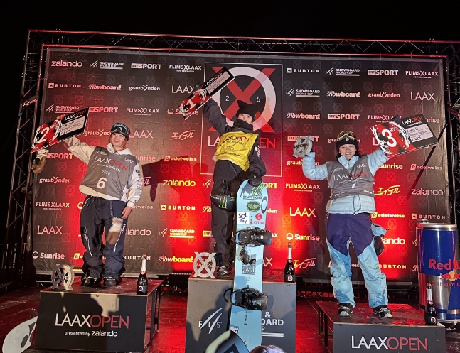 최가온(가운데)이 우승을 차지한 뒤 포디움에서 포즈를 취하고 있다. /사진=올댓스포츠 제공