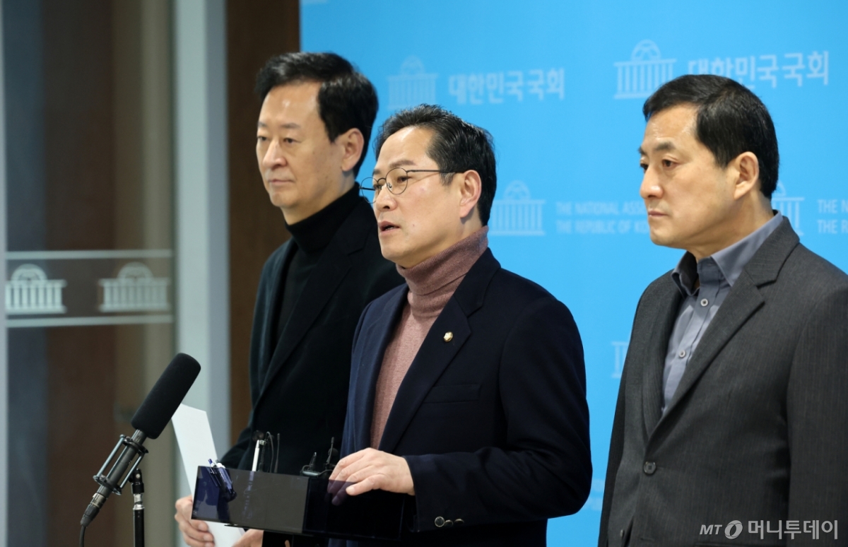 (서울=뉴스1) 이승배 기자 = 박수영 국민의힘 의원을 비롯한 재정경제기획위원들이 18일 서울 여의도 국회 소통관에서 이혜훈 기획예산처 장관 후보자 인사청문회 거부 입장을 밝히고 있다. 2026.1.18/뉴스1  Copyright © 뉴스1. All rights reserved. 무단 전재 및 재배포,  AI학습 이용 금지. /사진=(서울=뉴스1) 이승배 기자