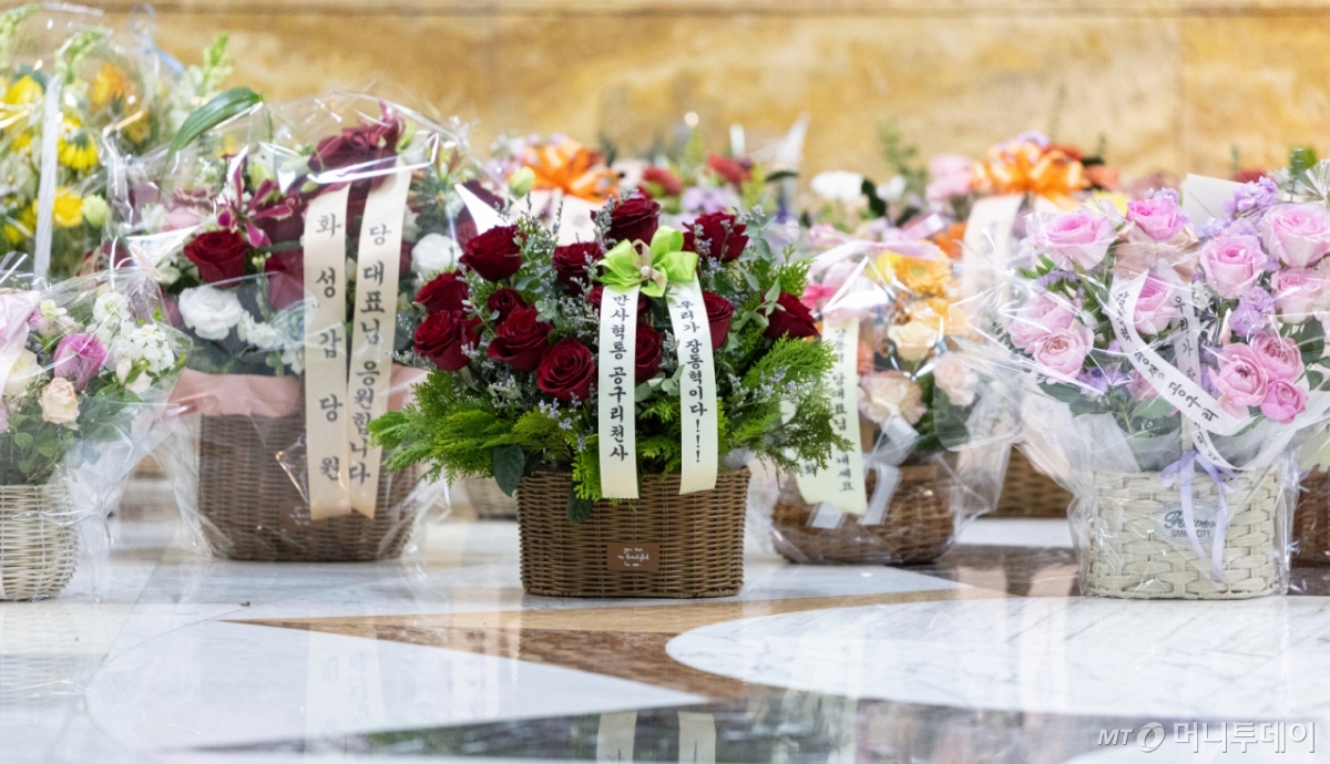 (서울=뉴스1) 이승배 기자 = 장동혁 국민의힘 대표가 18일 서울 여의도 국회에서 더불어민주당의 통일교 및 공천뇌물 특검 수용을 촉구하며 4일째 단식을 하는 가운데 로텐더홀에 장 대표를 응원하는 꽃바구니가 놓여있다. 2026.1.18/뉴스1  Copyright © 뉴스1. All rights reserved. 무단 전재 및 재배포,  AI학습 이용 금지. /사진=(서울=뉴스1) 이승배 기자