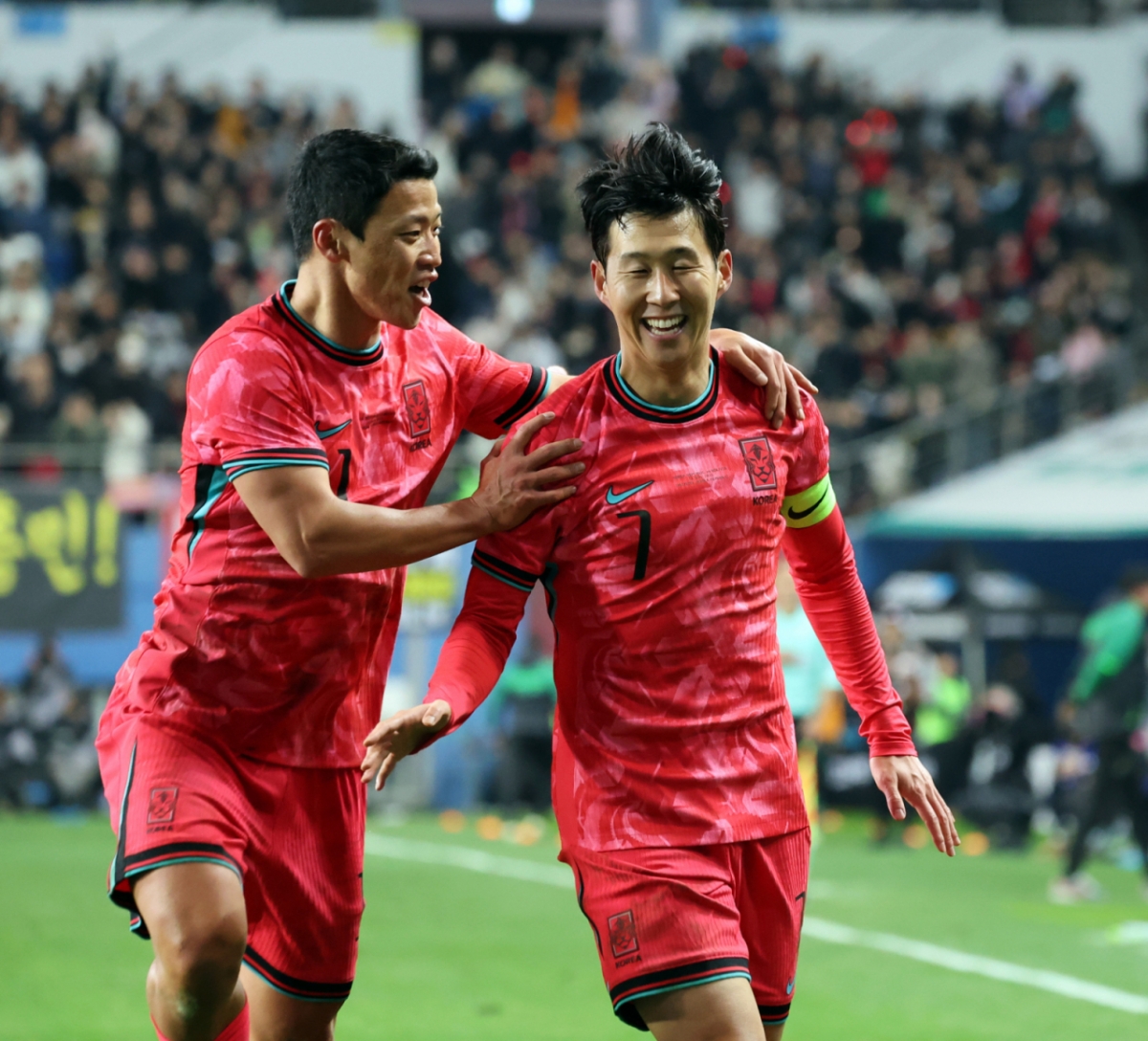 대표팀 주장 손흥민이 지난해 11월 대전월드컵경기장에서 열린  대한민국축구대표팀과 볼리비아(FIFA 랭킹 76위)와의 친선경기에서 후반전 초반 프리킥을 성공시킨 후 황희찬과 기뻐하고 있다. /사진=강영조 선임기자