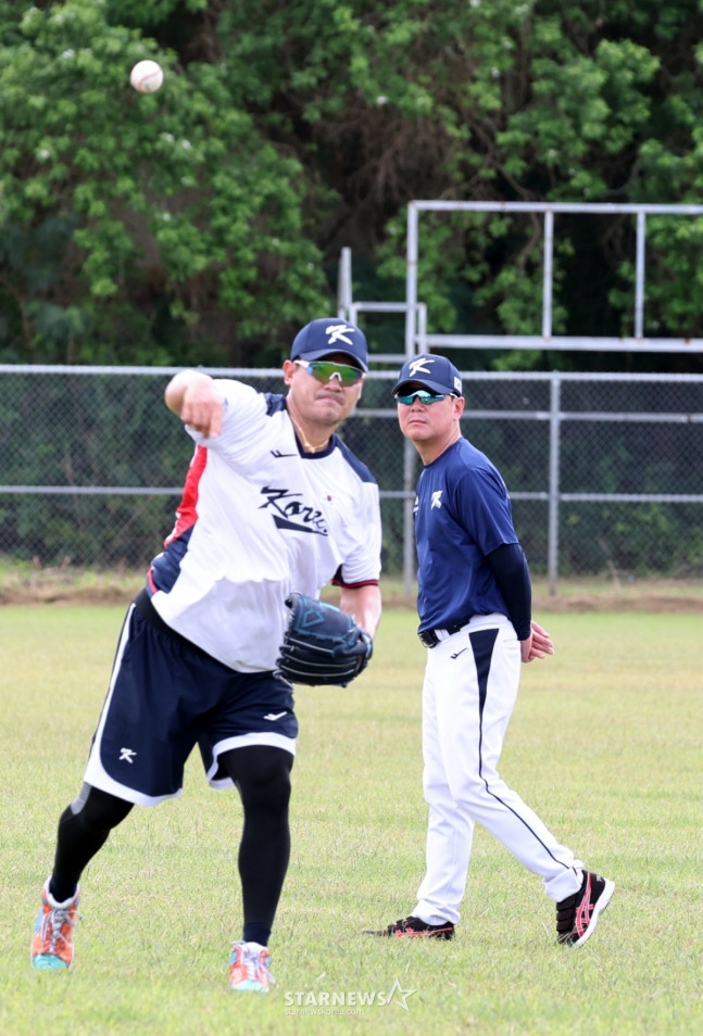 류지현 대표팀 감독(오른쪽)이 사이판 1차 캠프에서 투수들의 훈련을 지켜보고 있다. /사진=강영조 선임기자