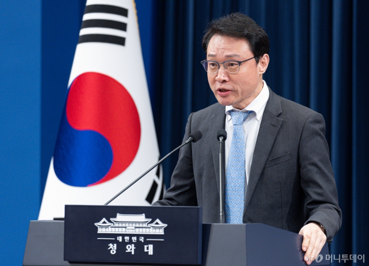 (서울=뉴스1) = 이규연 홍보소통수석이 18일 청와대 춘추관에서 정무수석 인사 발표를 하고 있다.  청와대는 이날 브리핑을 통해 정무수석비서관으로 홍익표 전 더불어민주당 원내대표를 발탁했다고 밝혔다.  이재명 정부 초대 정무수석인 우상호 정무수석은 강원도지사 출마를 위해 사퇴한 것으로 알려졌다. 2026.1.18/뉴스1  Copyright © 뉴스1. All rights reserved. 무단 전재 및 재배포,  AI학습 이용 금지. /사진=(서울=뉴스1)