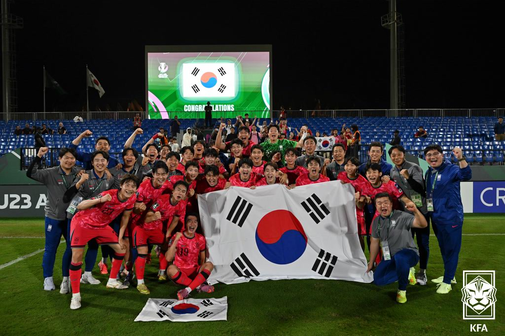 2026 AFC U-23 아시안컵 4강 진출 확정 이후 기념사진을 촬영하고 있는 대한민국 U-23 대표팀 선수들. /사진=대한축구협회 제공