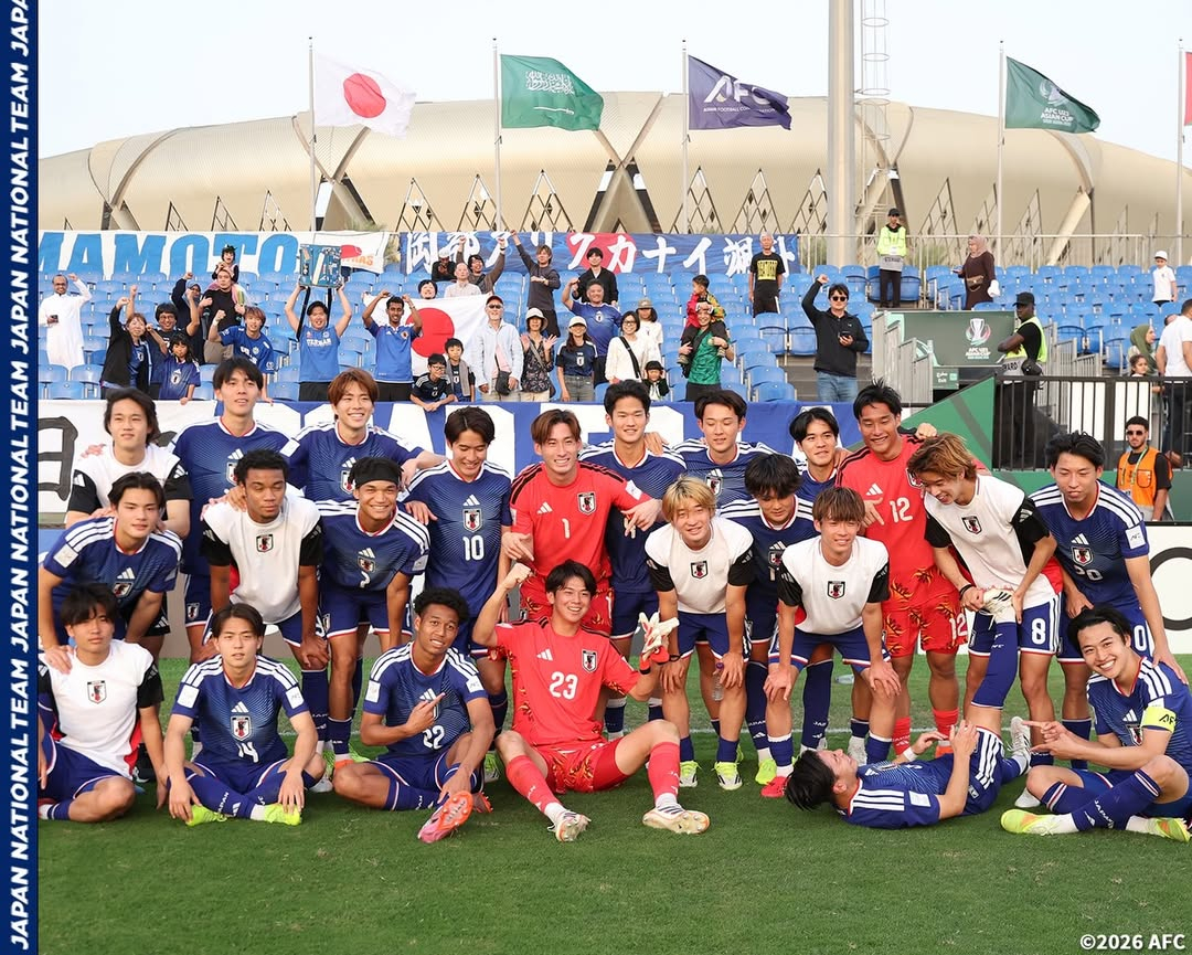 2026 AFC U-23 아시안컵 4강 진출 확정 이후 기념사진을 촬영하고 있는 일본 U-23 대표팀 선수들. /사진=일본축구협회 SNS 캡처