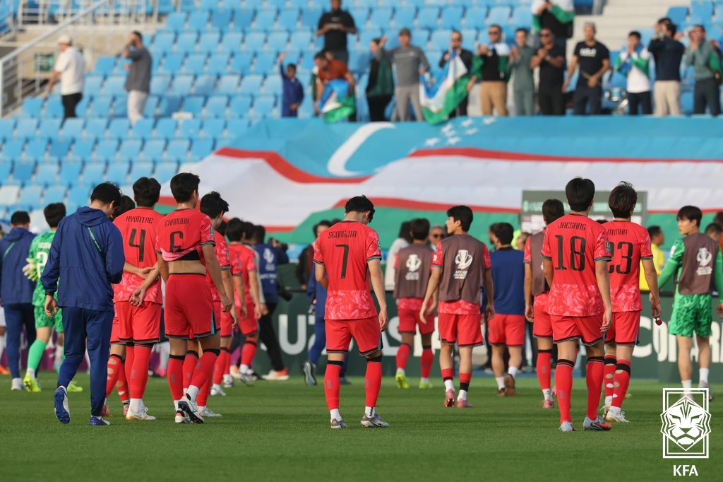 지난 13일 우즈베키스탄과의 2026 AFC U-23 아시안컵 조별리그 3차전에서 0-2로 패배한 뒤 아쉬워하고 있는 U-23 축구대표팀. 당시 우즈베키스탄은 한국보다 2살 어린 U-21 대표팀이었다. /사진=대한축구협회 제공