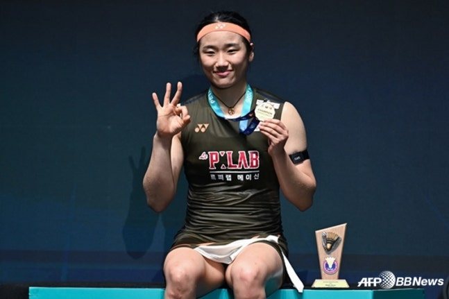 안세영이 말레이시아 오픈에서 우승을 차지한 뒤 포즈를 취하고 있다.  /AFPBBNews=뉴스1