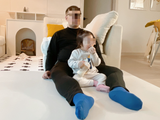 밥먹을 때도 아빠에게 찰싹 붙은 딸. 밥상머리 교육은 아무래도 병세가 호전된 이후에나 해야겠다. /사진=최우영 기자