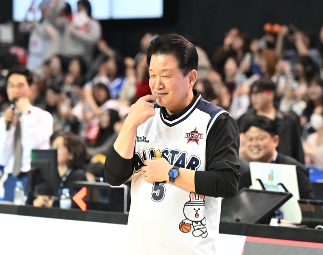 Director Yoo Do-hoon is carrying out the Angtal Challenge. /Photo=KBL