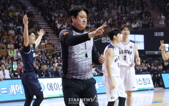 Coach Moon Kyung-eun has transformed into a referee and oversees the players’ play. /Photo=Kim Jin-kyung, standby