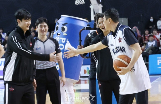 Heo Woong (left) and Heo Hoon (second from right) appeared in the All-Star Game despite being injured./Photo = Kim Jin-kyung, standby reporter