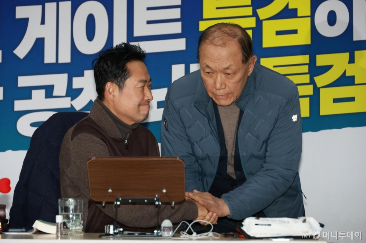 [서울=뉴시스] 고승민 기자 = 나흘째 단식투쟁 중인 장동혁 국민의힘 대표가 18일 서울 여의도 국회 로텐더홀에서 황우여 상임고문과 인사하고 있다. 2026.01.18. kkssmm99@newsis.com /사진=고승민