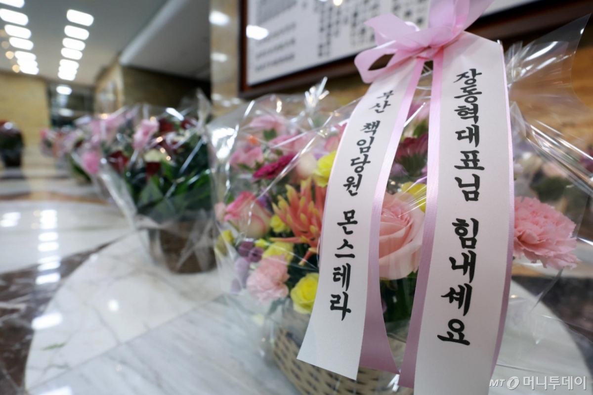 [서울=뉴시스] 고승민 기자 = 단식투쟁 4일째인 장동혁 국민의힘 대표가 18일 서울 여의도 국회 로텐더홀에서 투쟁을 이어가는 가운데 장 대표를 응원하는 꽃바구니들이 놓여 있다. 2026.01.18. kkssmm99@newsis.com /사진=고승민