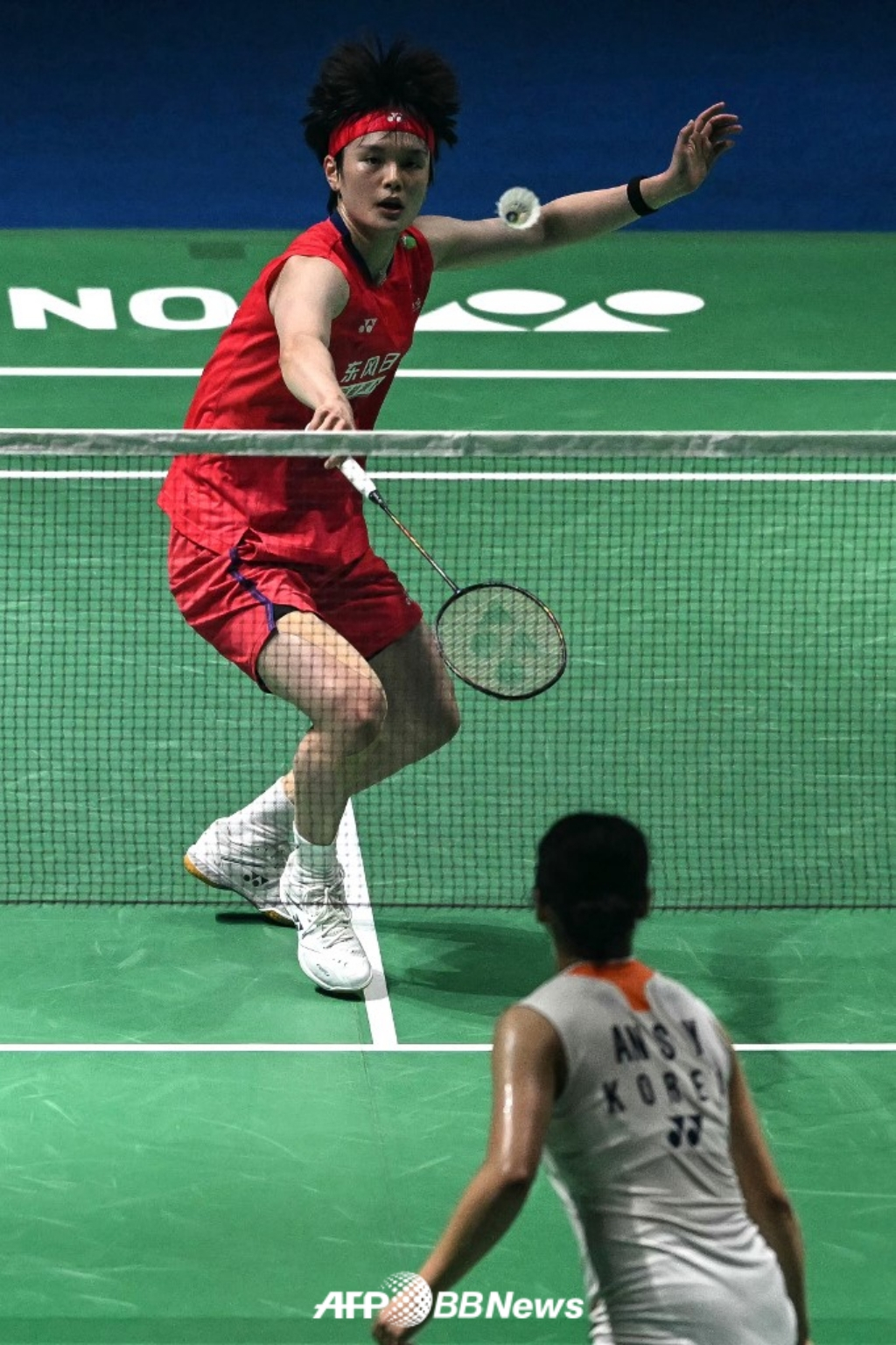 Ahn Se-young (below) is playing against Wang Zhiyi (above) in the women's singles final of the Badminton World Federation (BWF) World Tour Super 750 India Open held at the Indira Gandhi Sports Complex in New Delhi, India on the 18th (Korean time). /AFPBBNews=News1