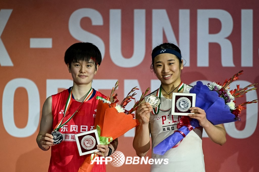 Ahn Se-young (right) is posing with Wang Zhiyi after winning the women's singles final of the Badminton World Federation (BWF) World Tour Super 750 India Open held at the Indira Gandhi Sports Complex in New Delhi, India on the 18th (Korean time). /AFPBBNews=News1