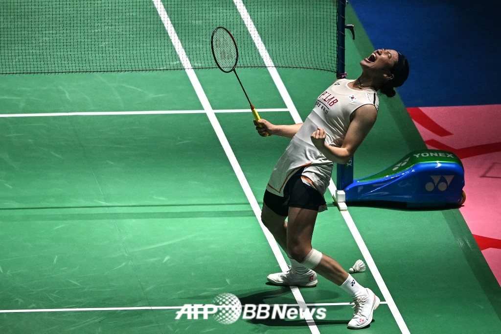 Seyoung Ahn is playing against Wang Zhiyi in the women's singles final of the Badminton World Federation (BWF) World Tour Super 750 India Open held at the Indira Gandhi Sports Complex in New Delhi, India on the 18th (Korean time). /AFPBBNews=News1