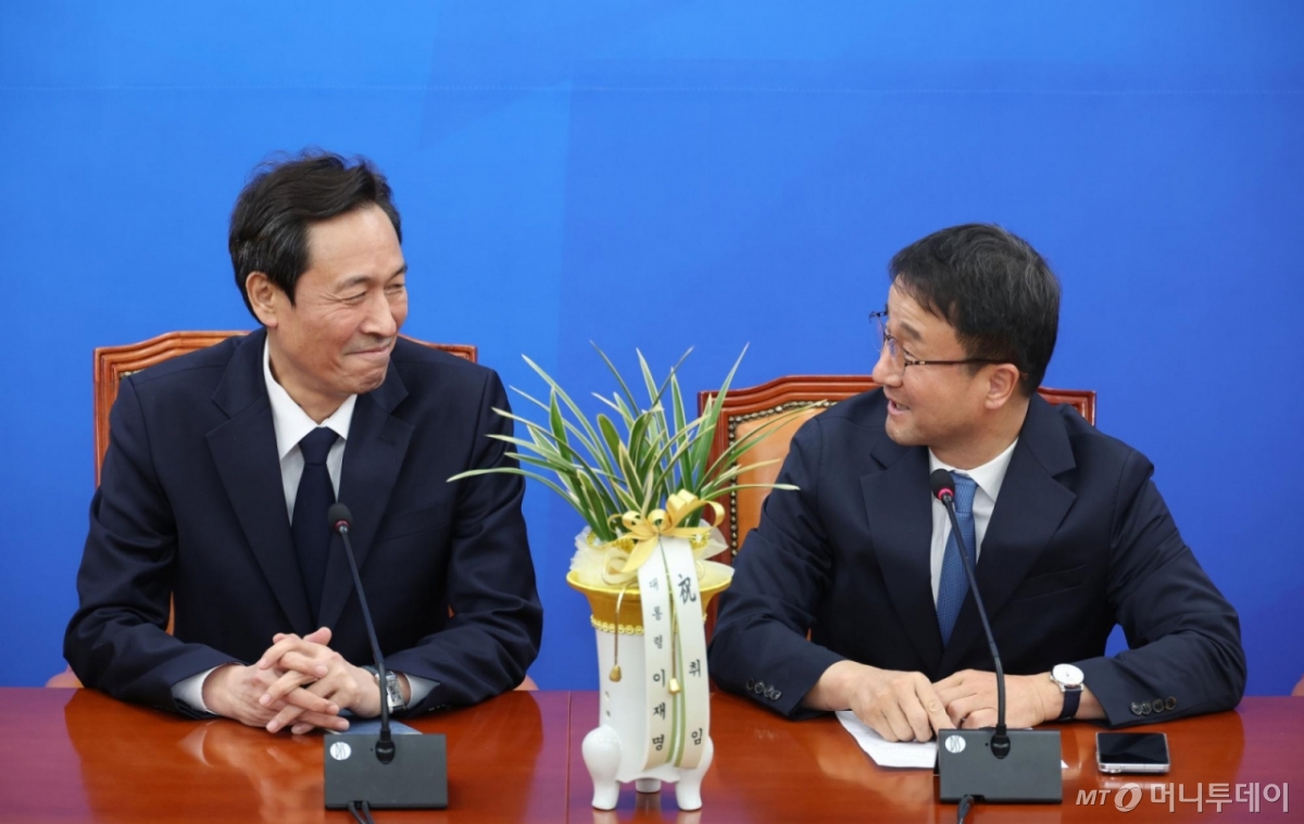 [서울=뉴시스] 김금보 기자 = 한병도 더불어민주당 원내대표가 12일 오후 서울 여의도 국회에서 우상호 대통령실 정무수석의 예방을 받으며 발언을 하고 있다. 2026.01.12. kgb@newsis.com /사진=김금보